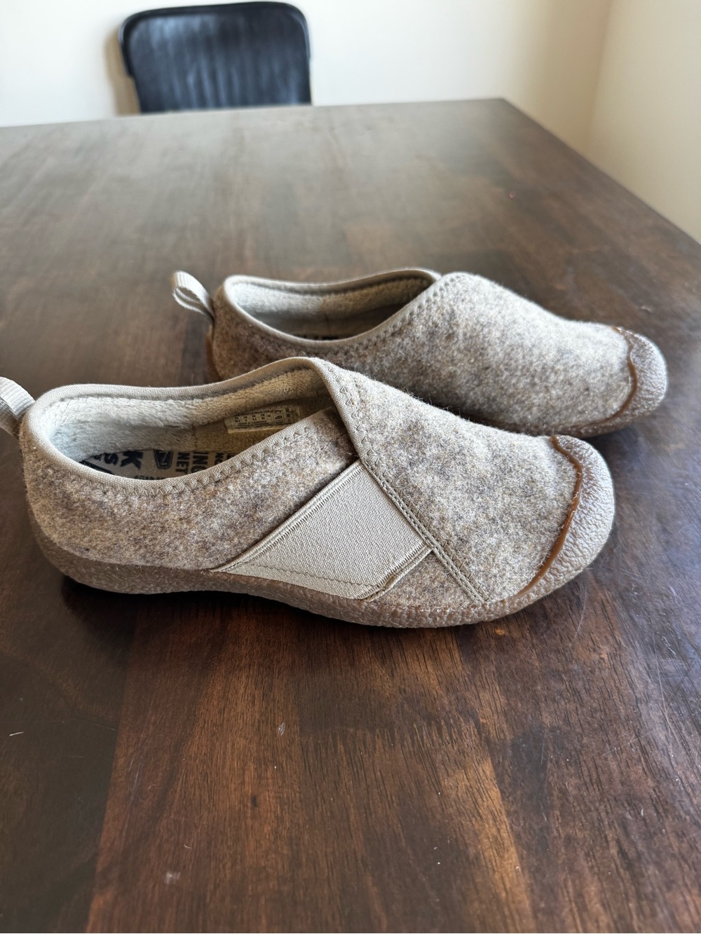 KEEN Women's Howser Wrap Slipper - Taupe Felt / Plaza size 9 excellent